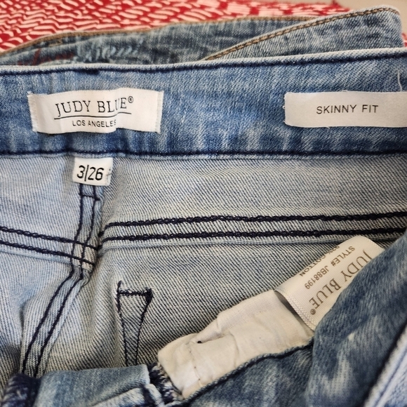 Judy Blue Jeans Lydia Released Hem Light Wash, sz 26" - Picture 5 of 9